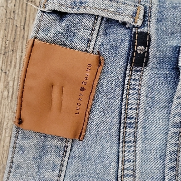 Lucky brand slightly distressed Capri size 8 - Picture 7 of 7